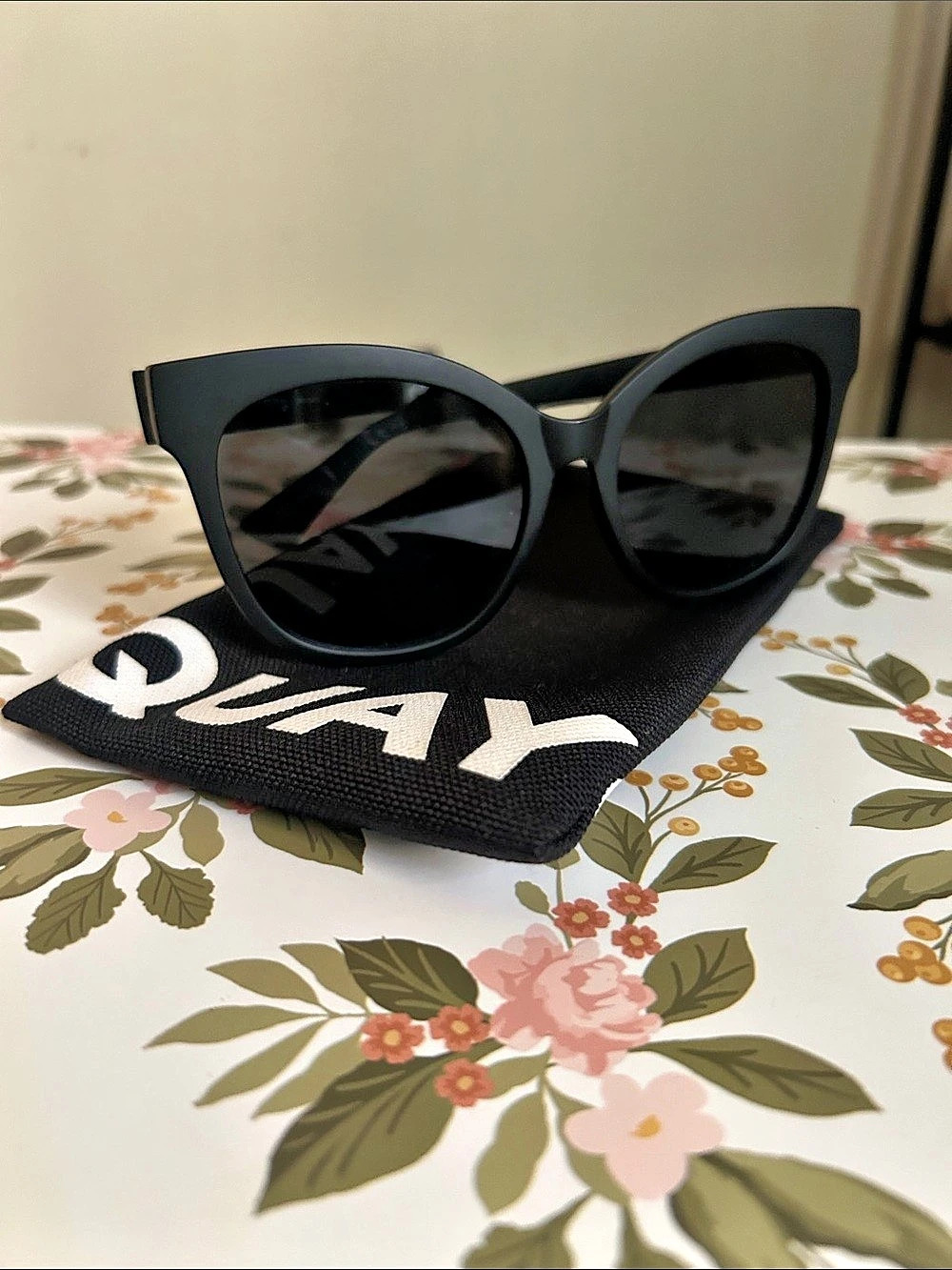 QUAY Black Cat-Eye Sunglasses Like New